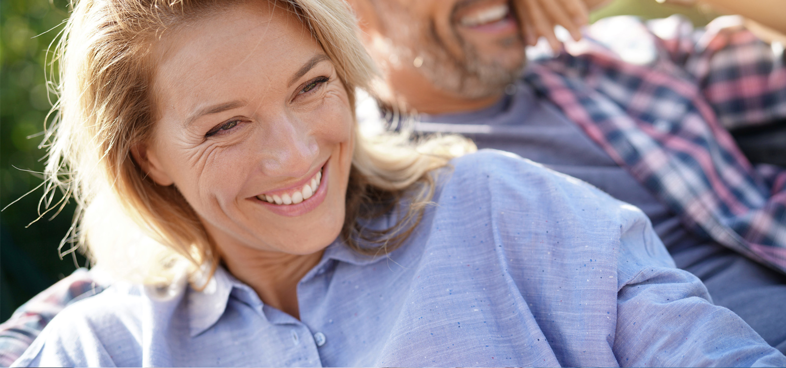 Mujer sonriendo junto a una persona Mujer sonriendo junto a una persona